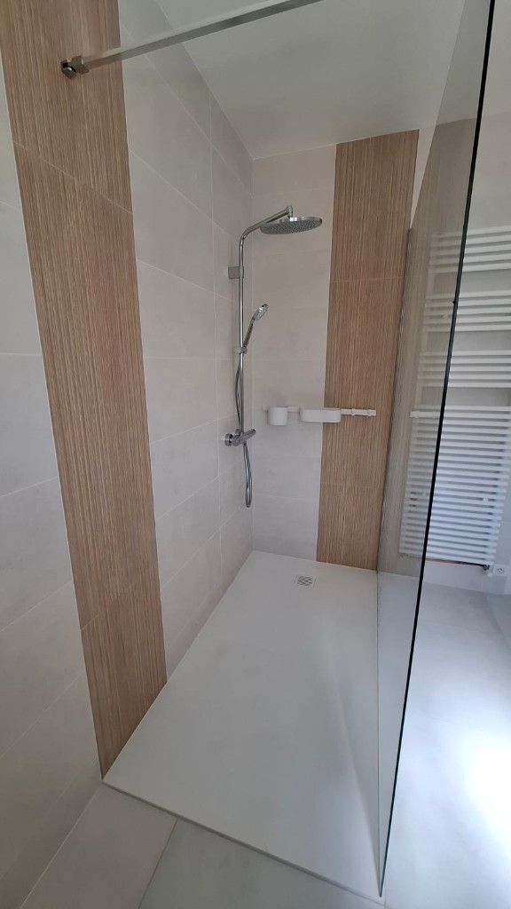 Douche à l'italienne avec carrelage et accent bois