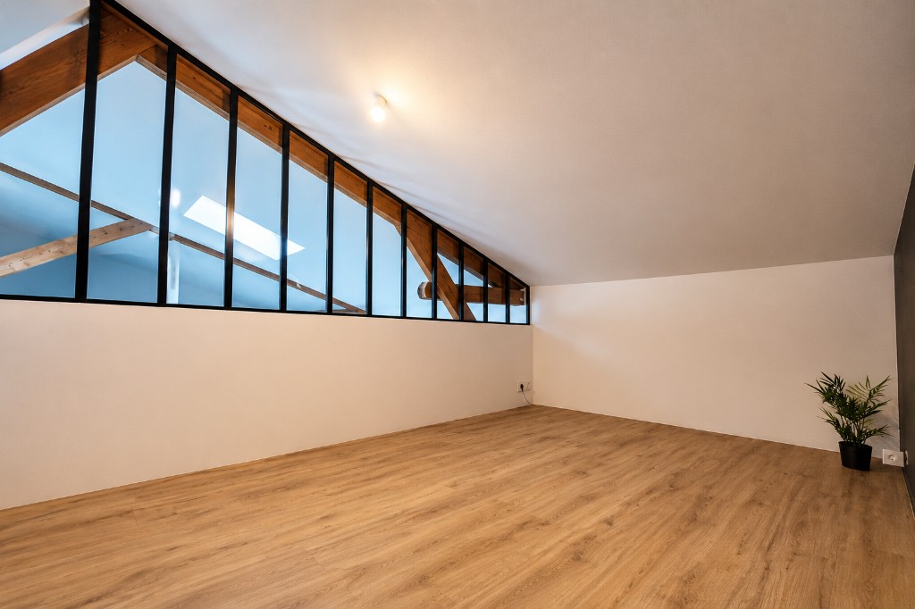 Chambre de combles rénovée avec cloisons en placo
