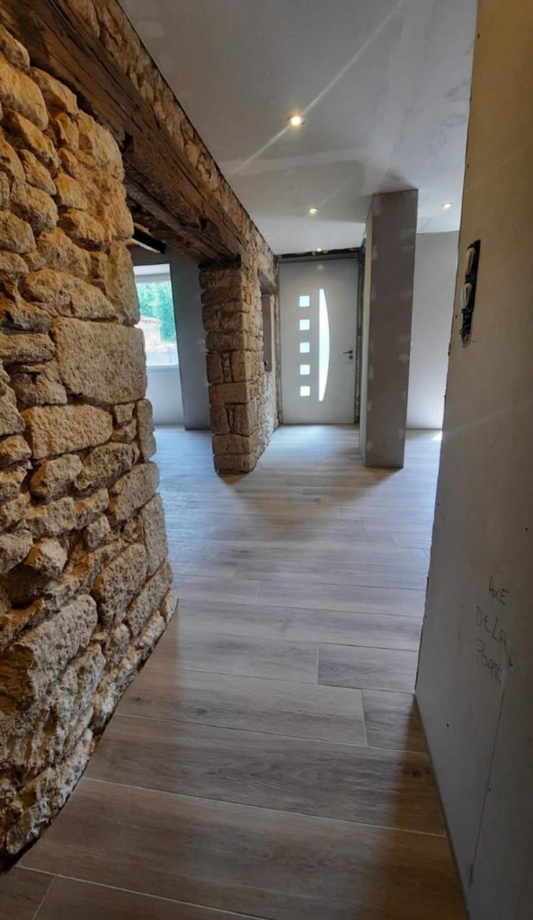 Couloir en rénovation avec placo jointé et mur en pierre