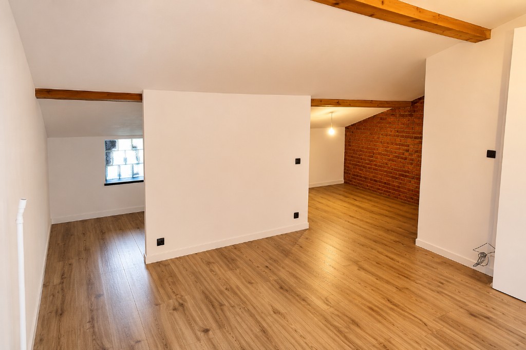 Mezzanine rénovée avec placo et poutres apparentes