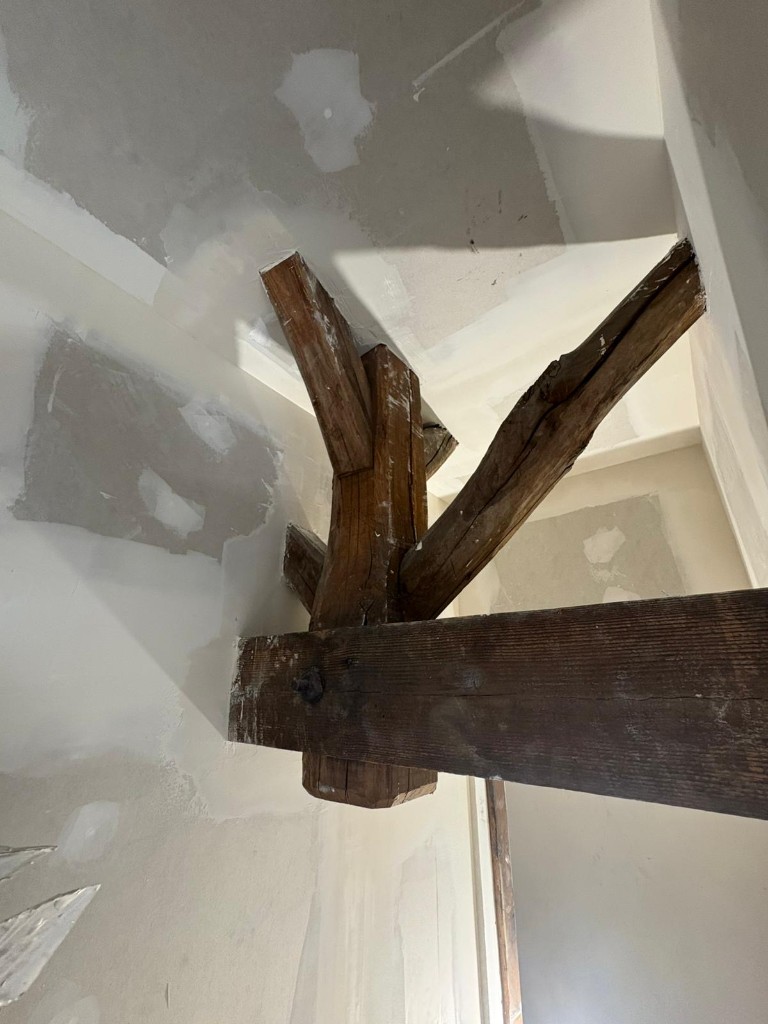 Habillage placo autour de poutres en bois