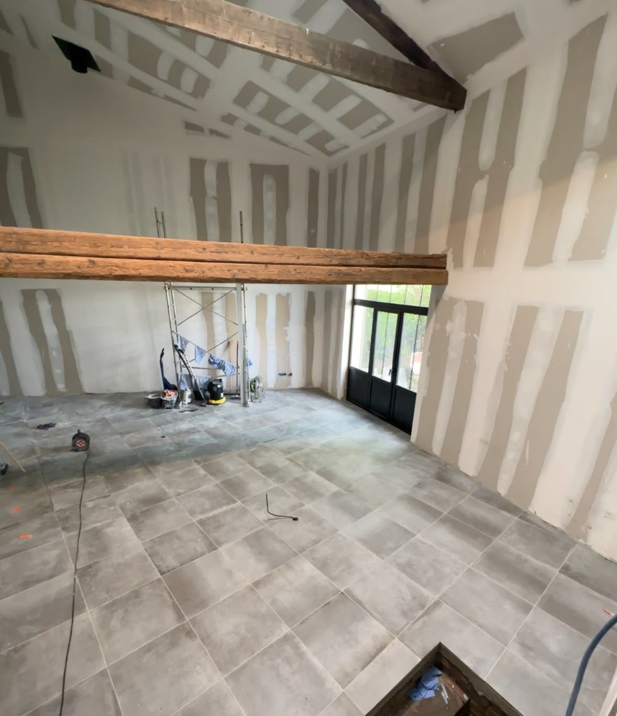 Grande pièce avec murs et plafond en placo jointés