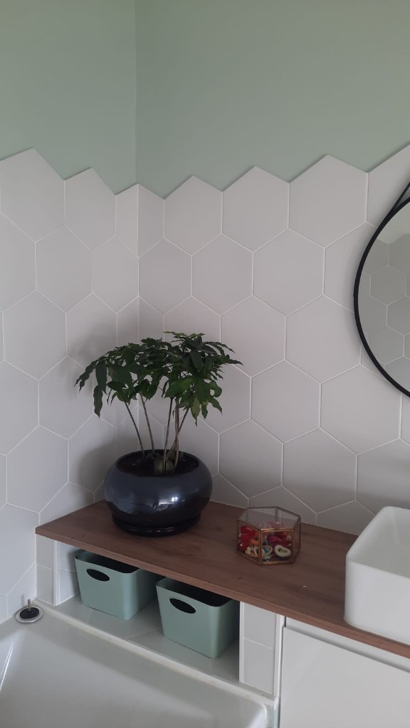 Faïence hexagonale avec étagère bois et vasque