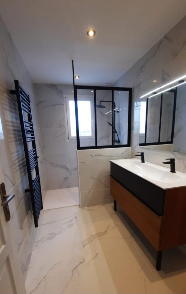 Salle de bain avec carrelage marbre et double vasque