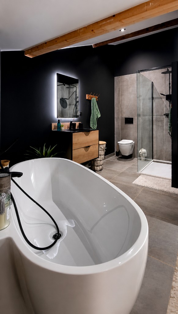 Salle de bain moderne avec baignoire îlot, meuble vasque et douche à l'italienne