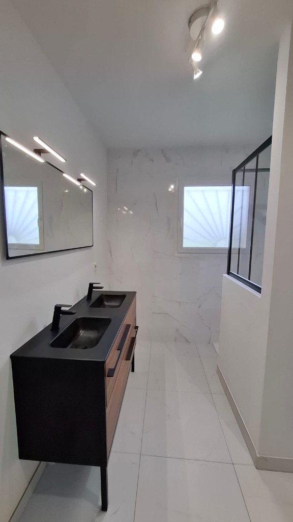 Salle de bain moderne rénovée par ALV Rénovation