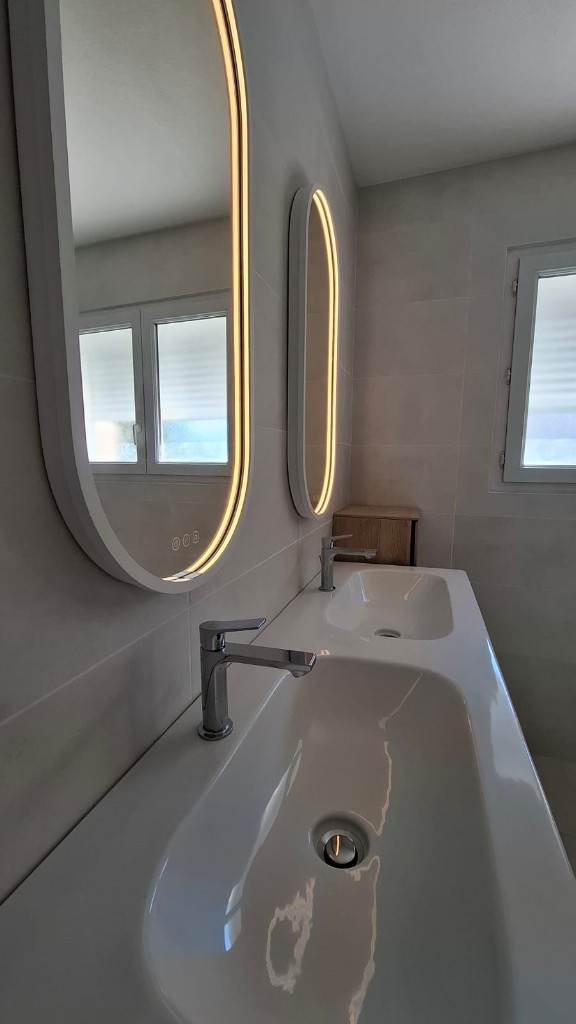 Plan vasque double avec miroirs rétroéclairés